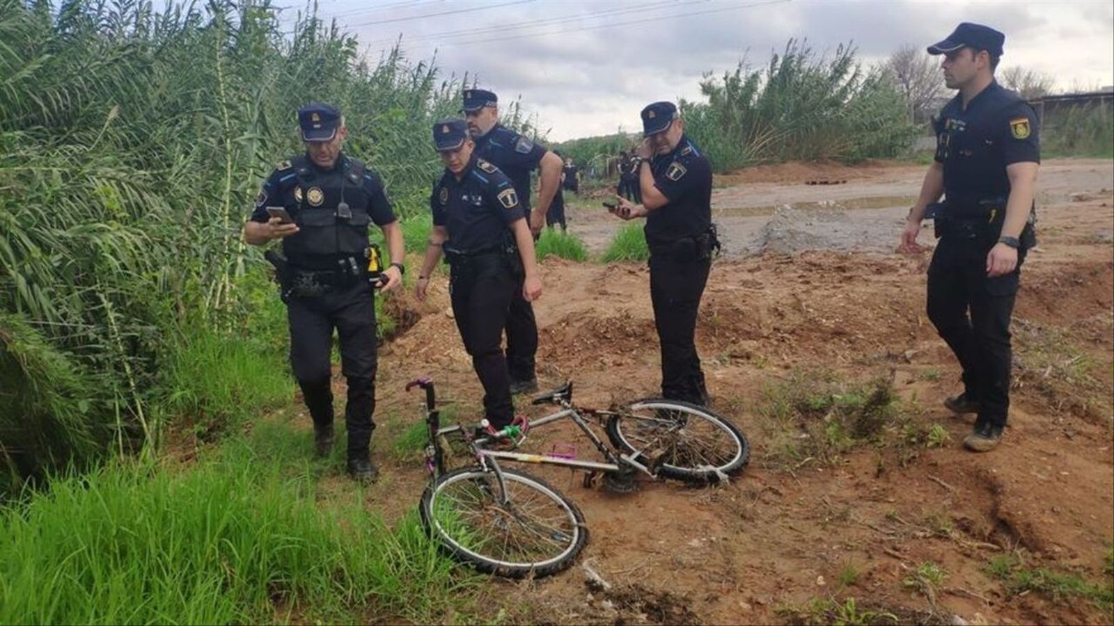 Agents de la Policia Local de Paterna localitzen la bicicleta en un canyar