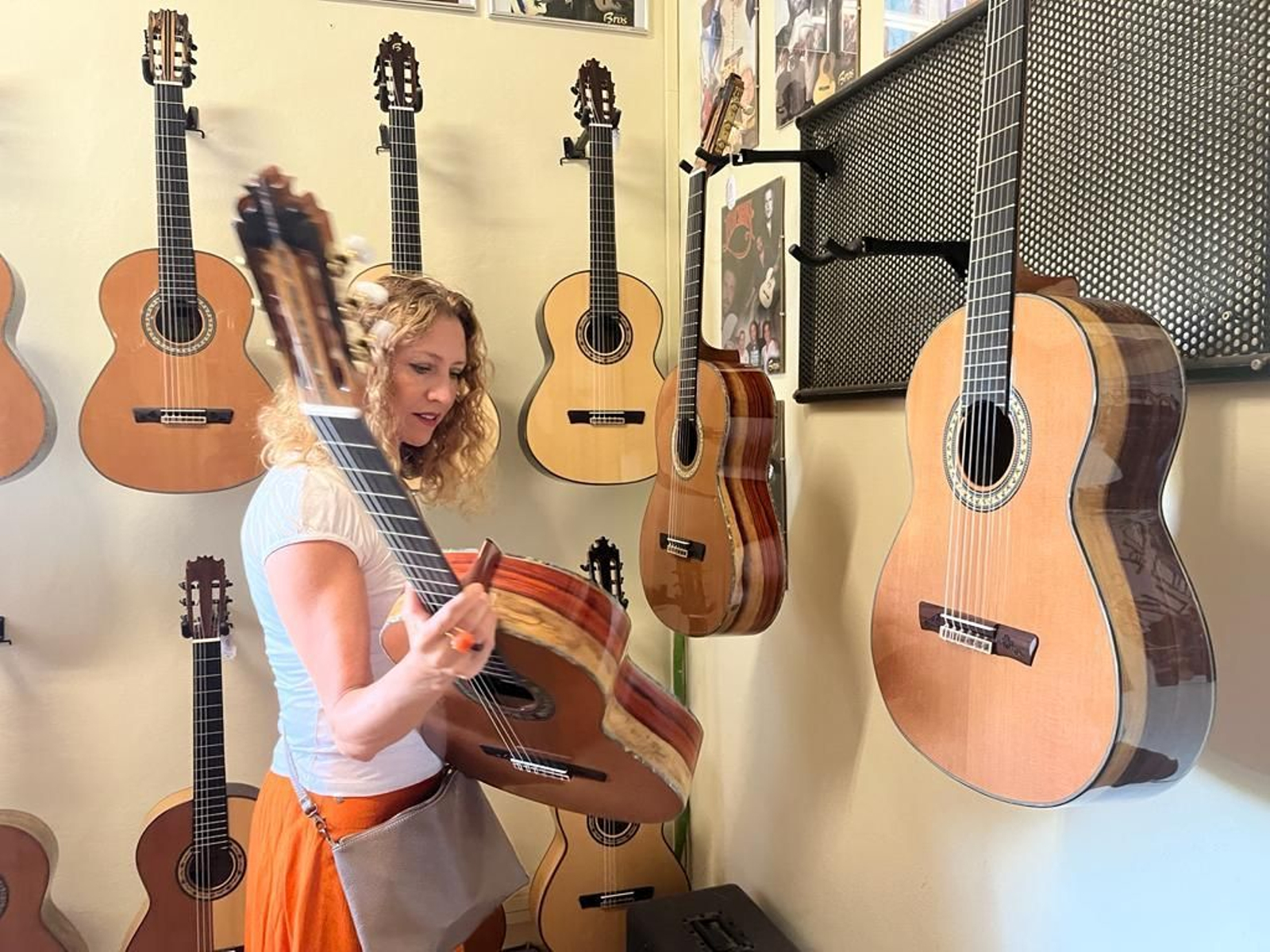Gisela Renés a Guitarras Bros, concentrada en la fusta de l'instrument