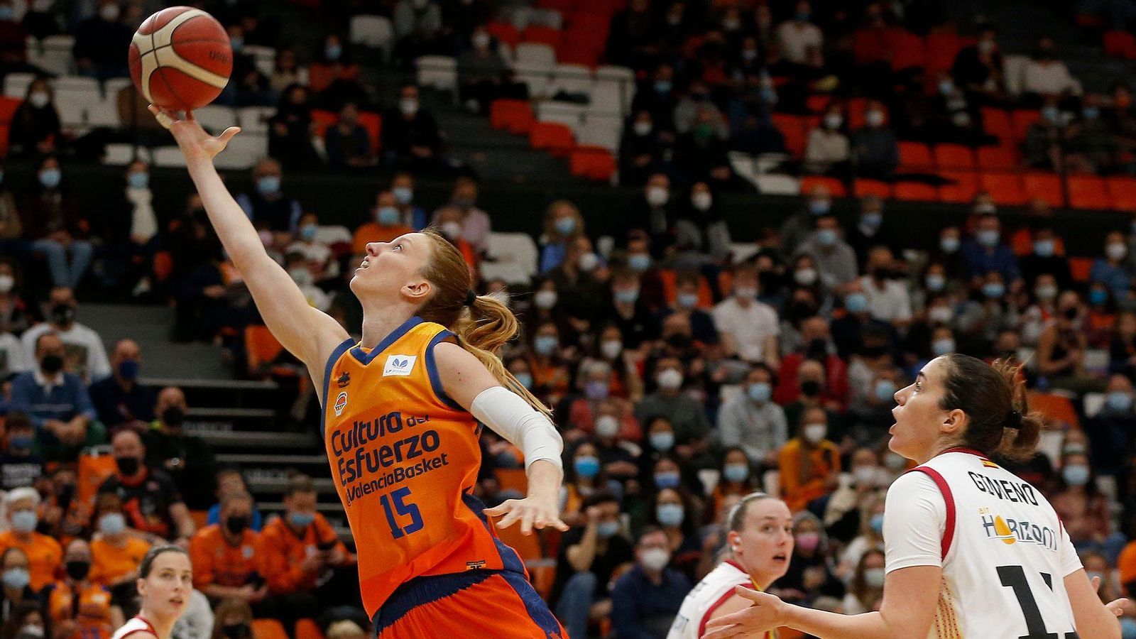 Laura Gil, en una acció del partit