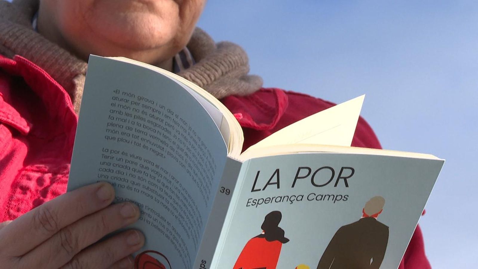 L'autora amb un exemplar de la nova novel·la