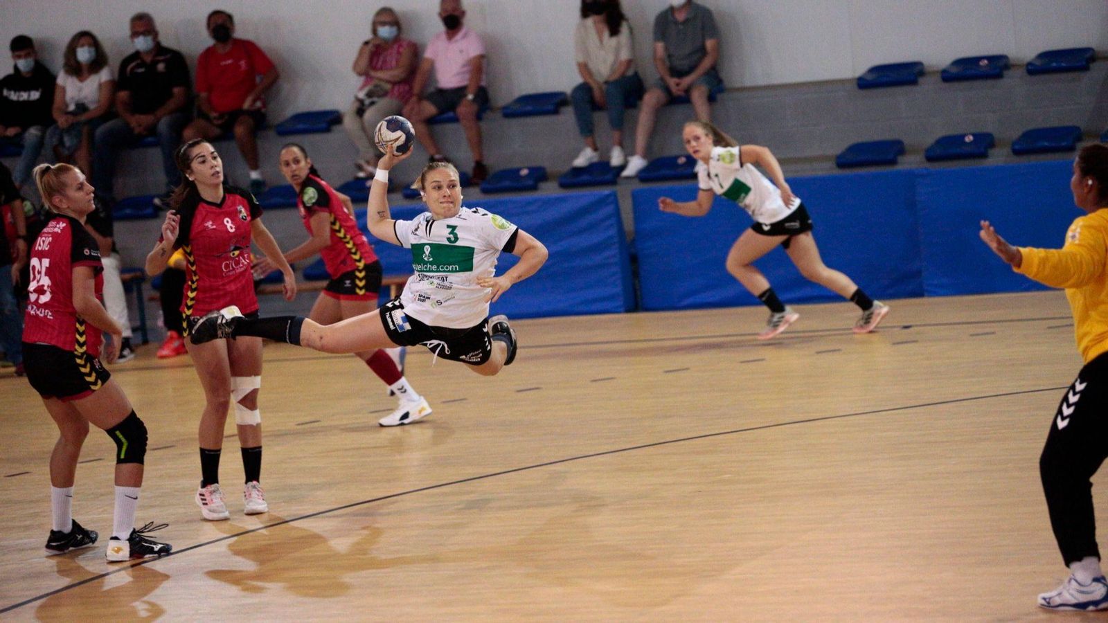 Ekaterina Zhukova fa un llanament a porteria