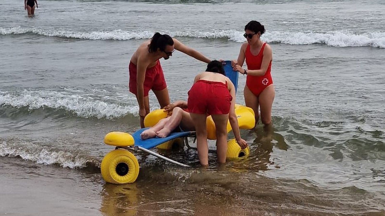 Servici de bany a la platja per a persones amb necessitats especials