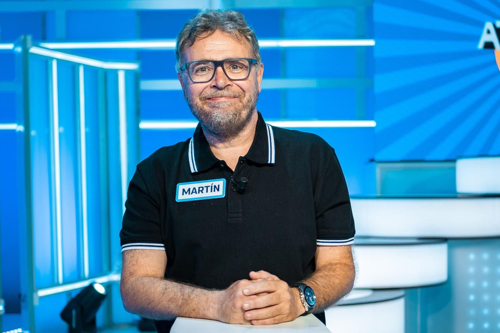 Martín és llicenciat en Geografia i Història, té 52 anys, és professor de secundària i tam-bé va treballar com a bibliotecari.