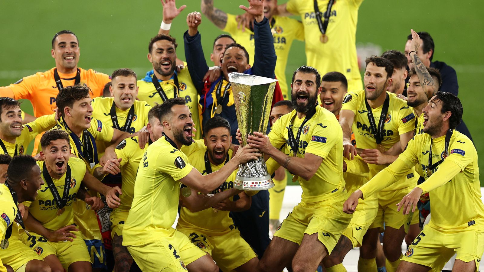 Els jugadors del Vila-real alcen la copa de l'Europa League