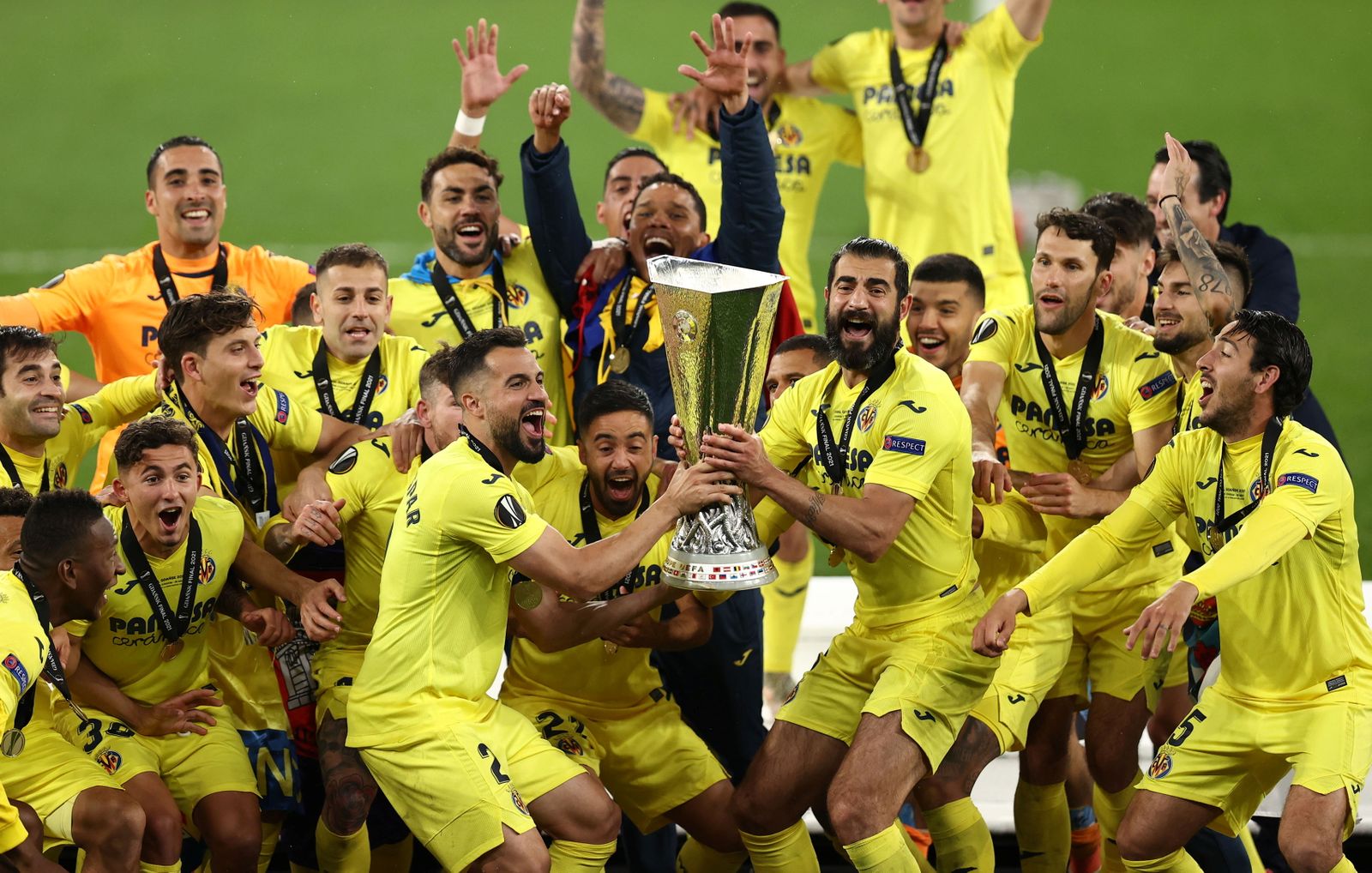 Els jugadors del Vila-real alcen la copa de l'Europa League