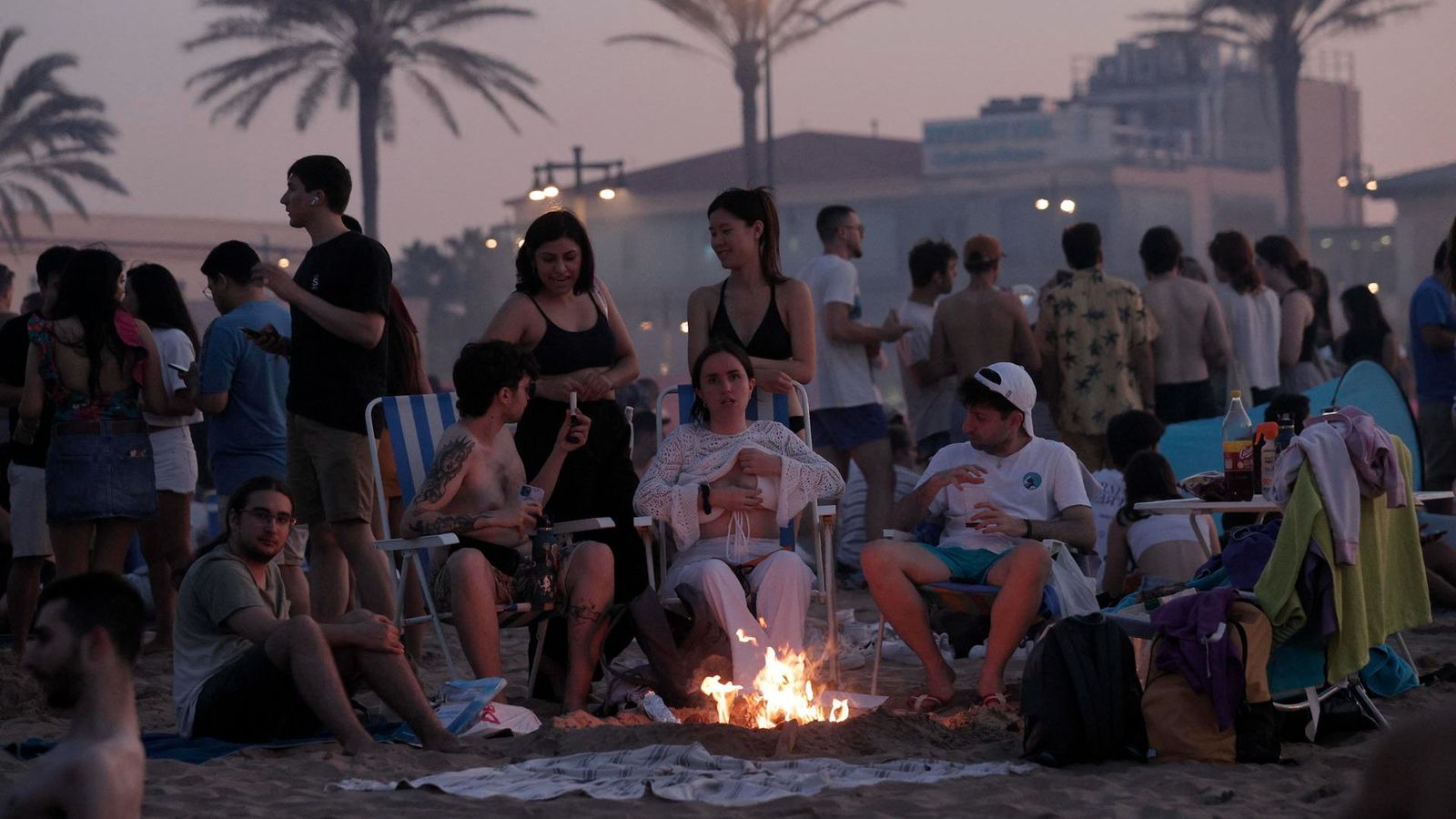 Milers de persones han celebrat la revetla de Sant Joan a les platges de València