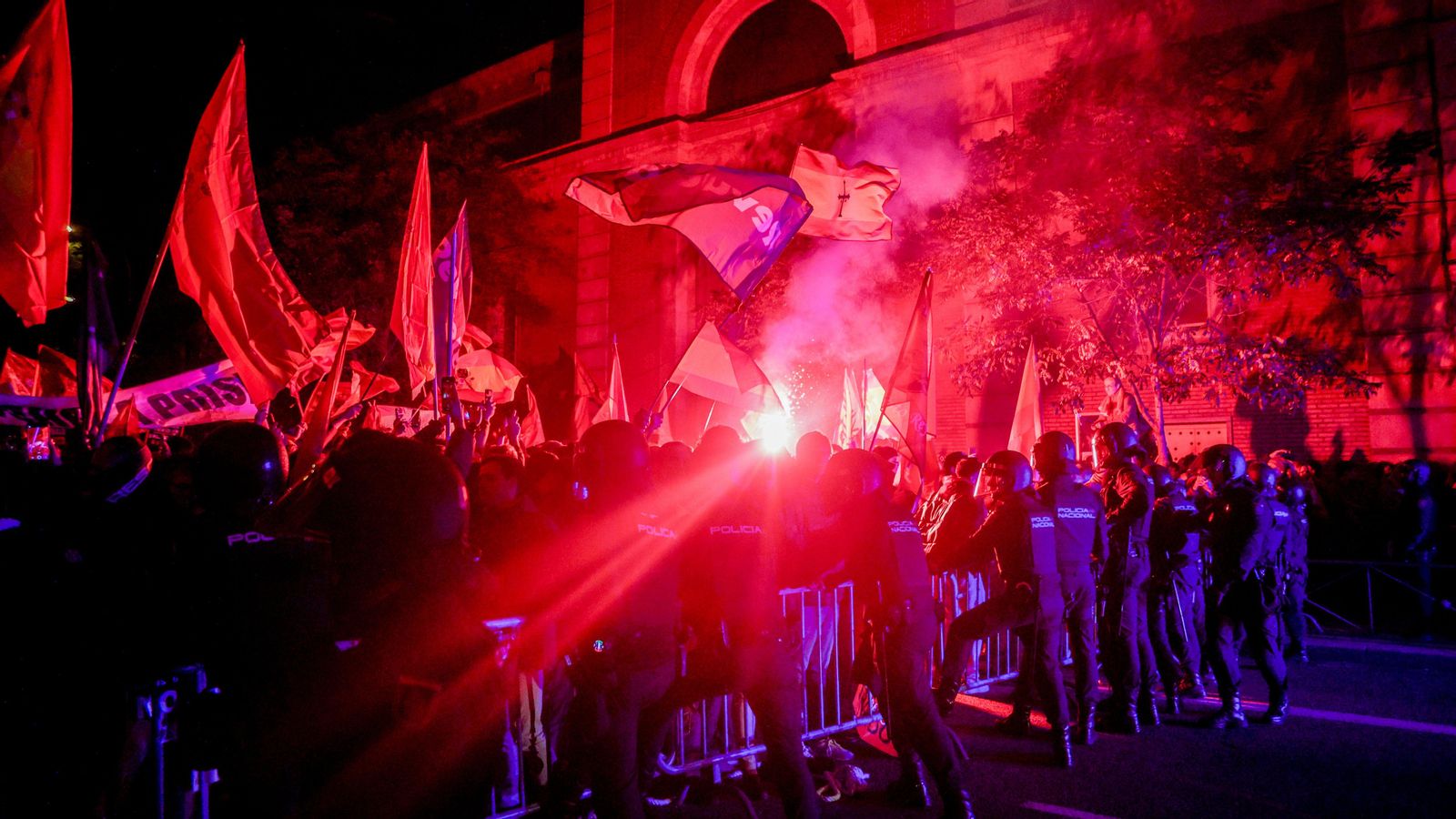 Diverses persones durant una concentració en contra de l'amnistia, enfront de la seu del PSOE al carrer Ferraz, a Madrid