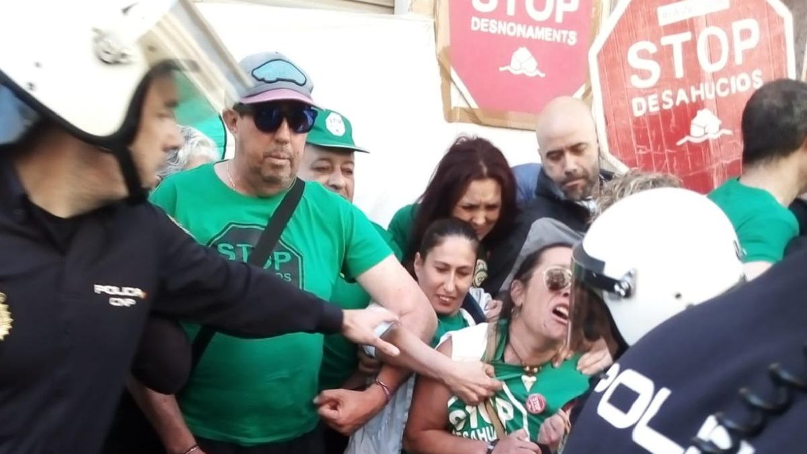 Els manifestants intenten impedir un desnonament en el barri del Carrús