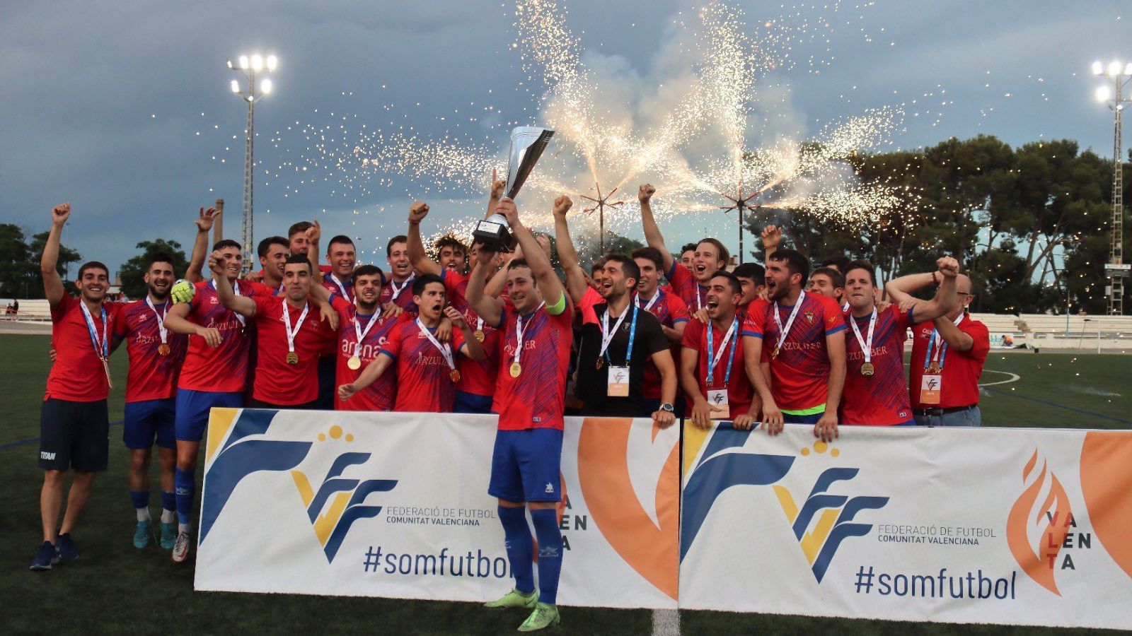 Els jugadors de l'Alcora, amb el trofeu de campions