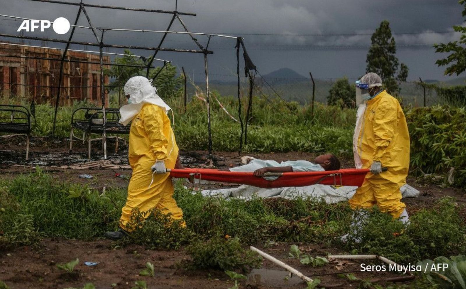 Sanitaris atenen els pacients afectats pel brot d'ebola