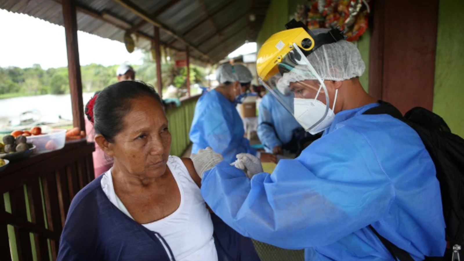 Una resident rep la vacuna Pfizer en la comunitat de Santa María de Ojial, a Iquitos, el Perú