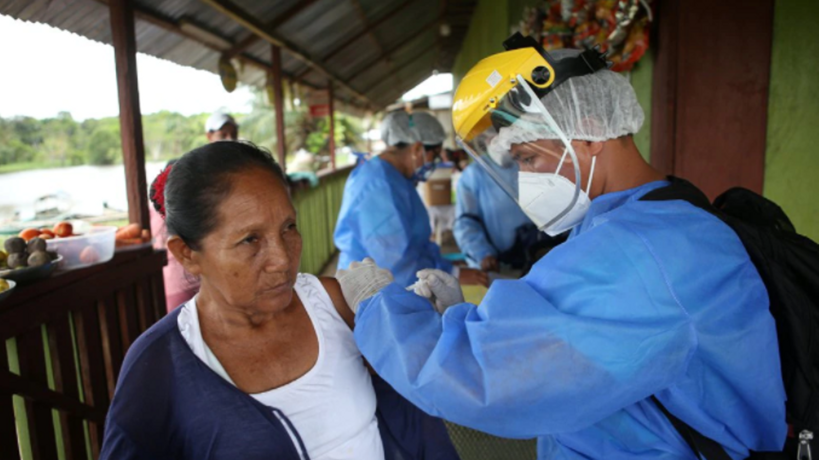 Una resident rep la vacuna Pfizer en la comunitat de Santa María de Ojial, a Iquitos, el Perú