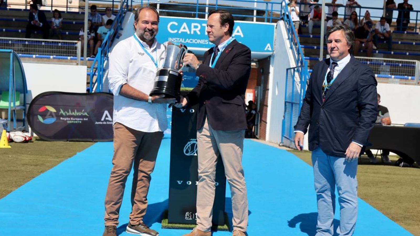 El club organitzador de la present edició, el Reial Ciències Rugbi, i la Junta d'Andalusia han entregat la Copa de manera simbòlica a Les Abelles en els prolegòmens de la final de l'edició de 2023 El club organitzador de la present edició, el Real Ciències Rugbi, i la Junta d'Andalusia han entregat la Copa de manera simbòlica a Les Abelles en els prolegòmens de la final de l'edició de 2023