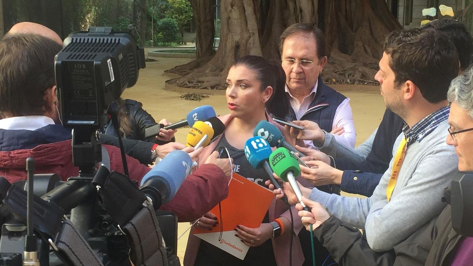 Sánchez atén els periodistes després de presentar la petició