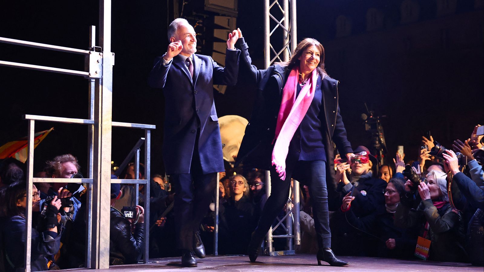L'alcalde electe de París, Emmanuel Grégoire, i la fins ara alcaldessa, Anne Hidalgo, celebren els resultats electorals este diumenge