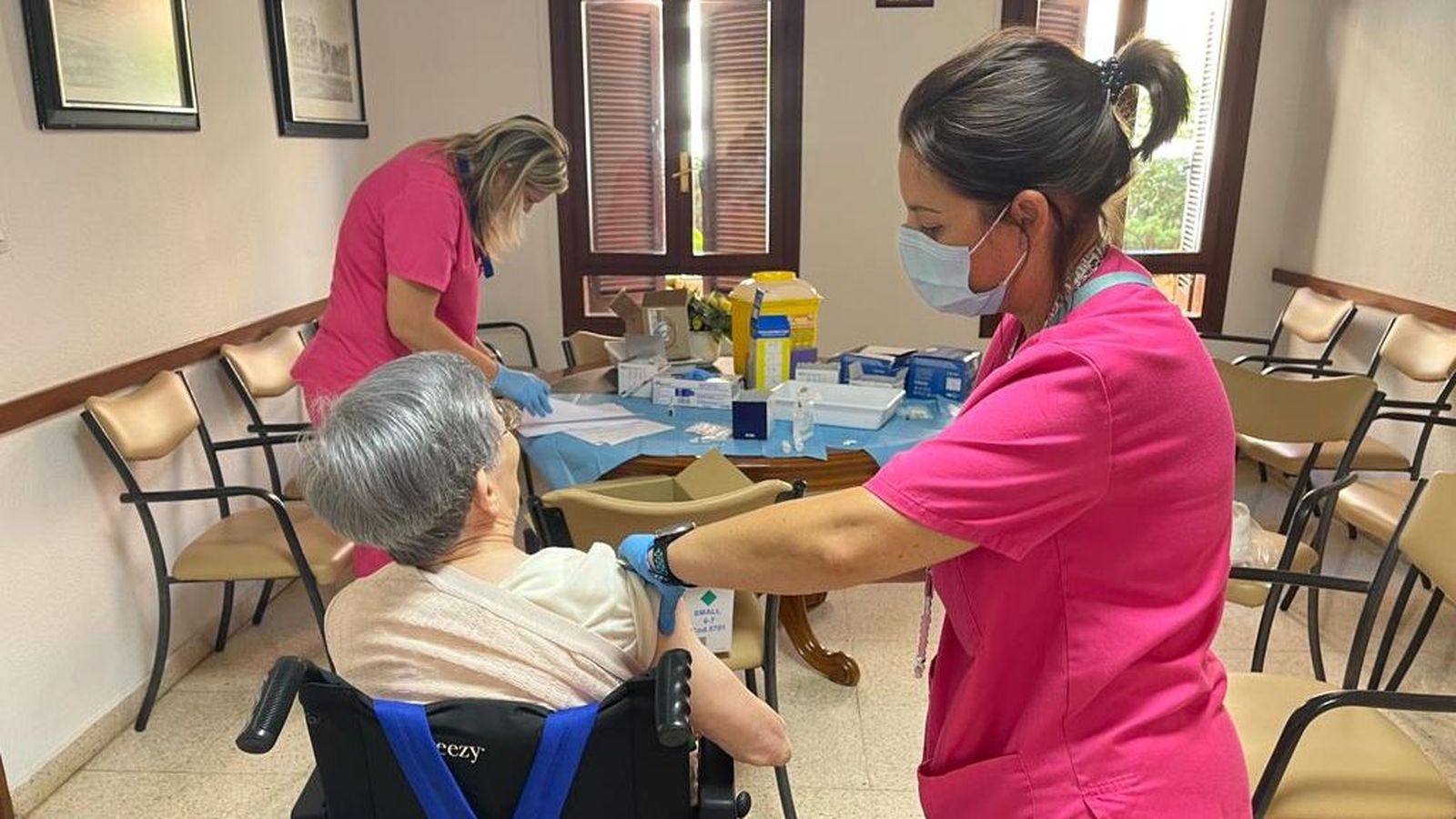 Una infermera vacuna una dona