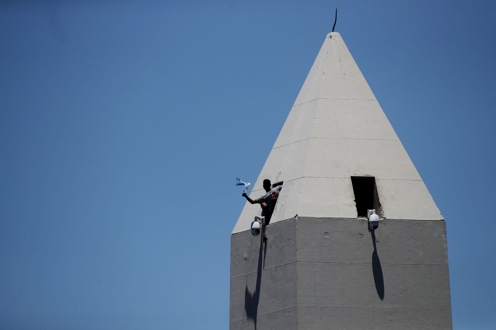 Un aficionat argentí ix per una de les finestres de l'Obelisco a Buenos Aires