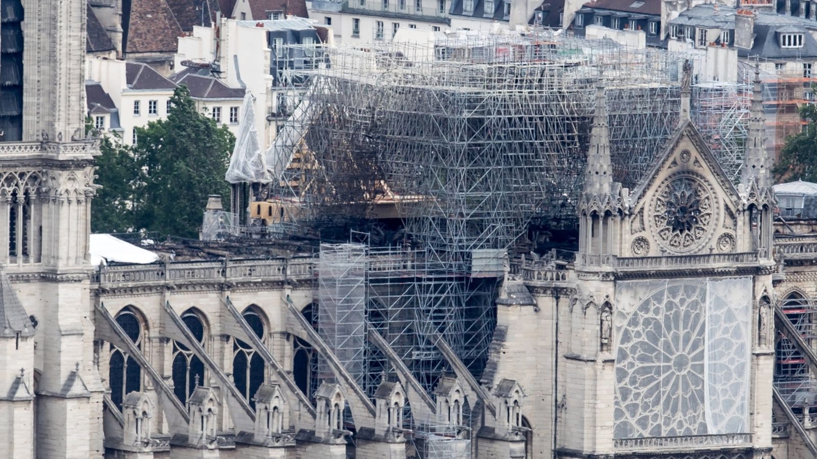 Dos mesos després de l’incendi de Notre-Dame, encara es treballa per assegurar la construcció