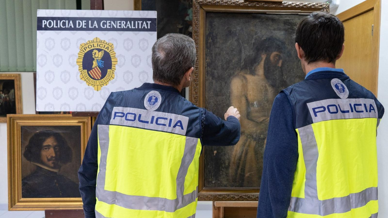 Agents de la Policia de la Generalitat inspeccionen les obres recuperades