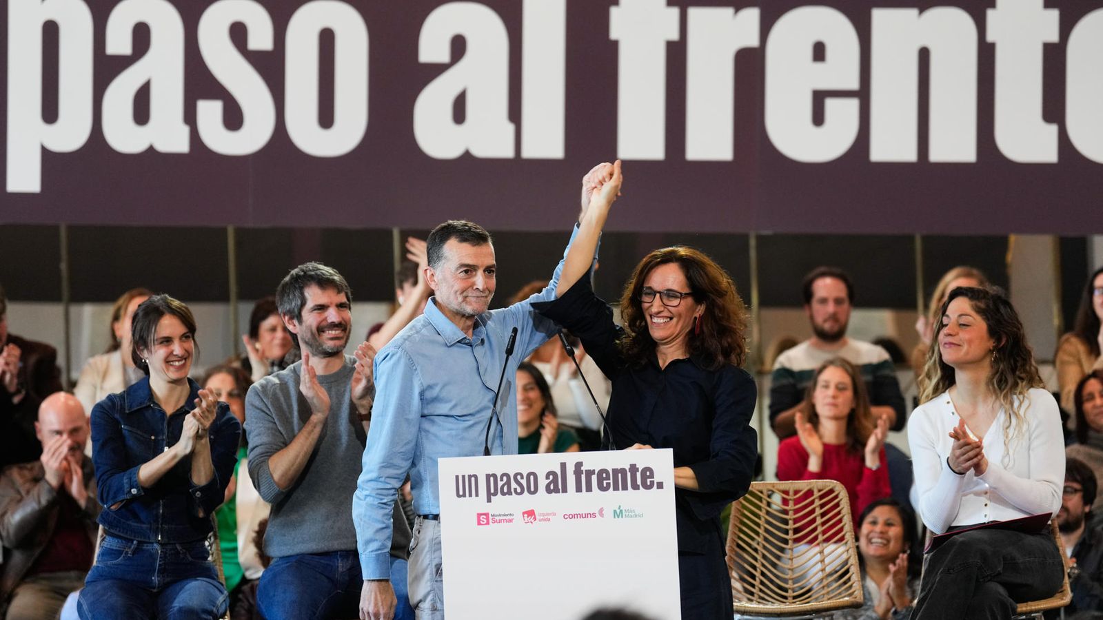 La ministra de Sanitat i portaveu de Més Madrid, Mónica García, i el coordinador federal d’IU, Antonio Maíllo, durant la presentació de la nova coalició entre Movimiento Sumar, IU, Més Madrid i els Comuns per a les pròximes eleccions generals, sota el lema “Un pas cap avant”, este dissabte, al Círculo de Bellas Artes de Madrid.