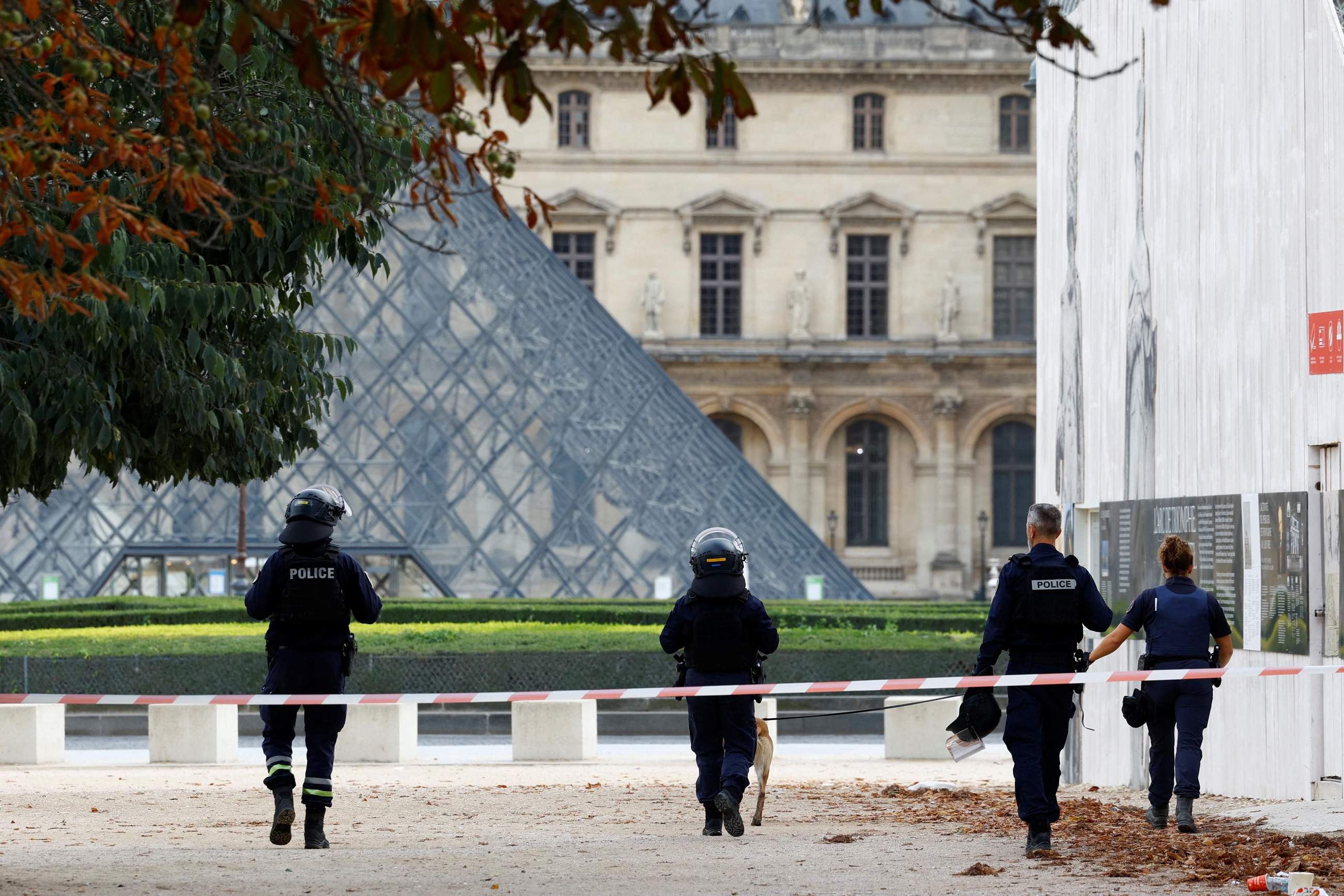 El museu del Louvre tanca "per motius de seguretat"