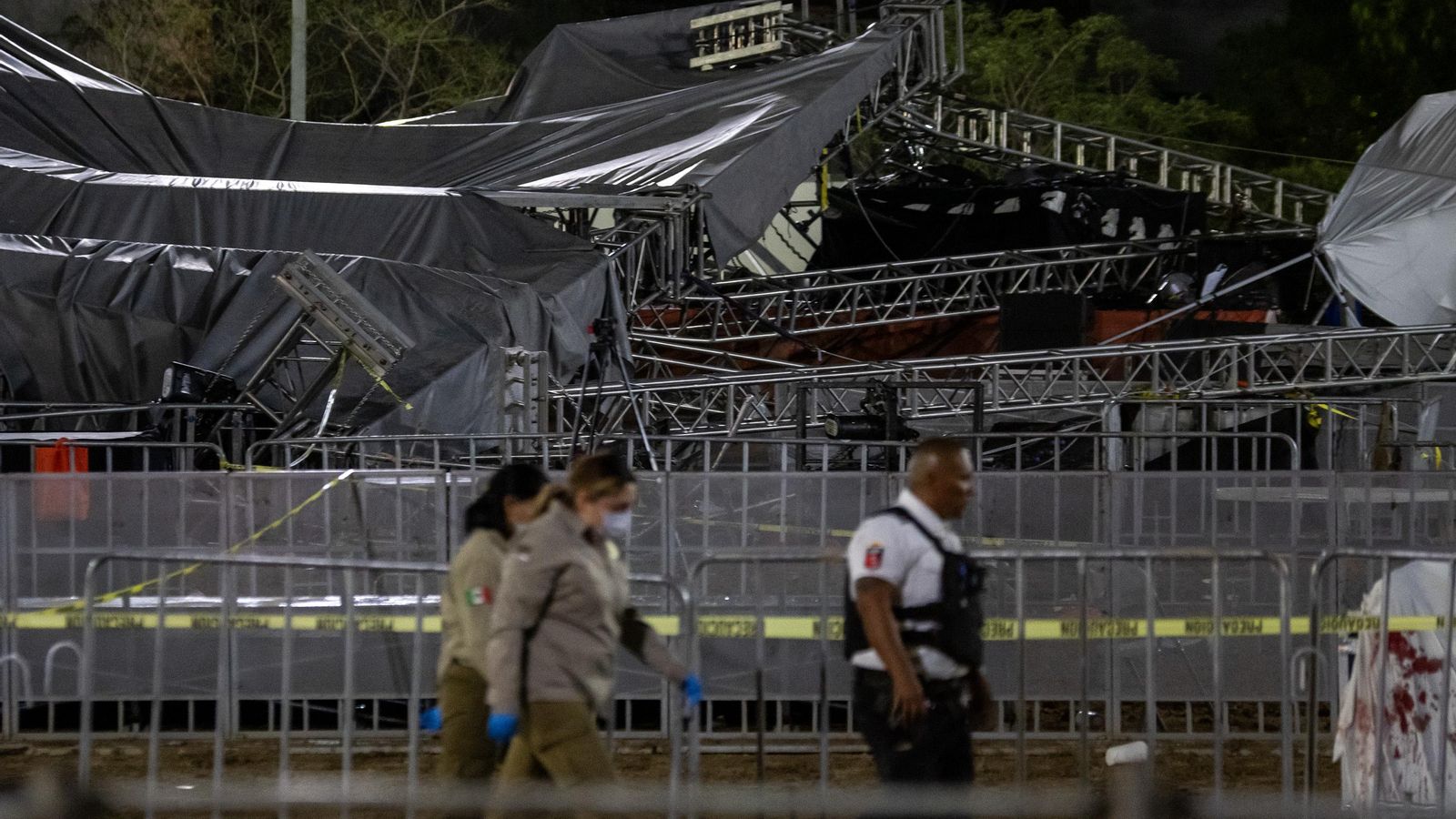 Estructura de l'escenari que es va esfondrar a causa del fort vent