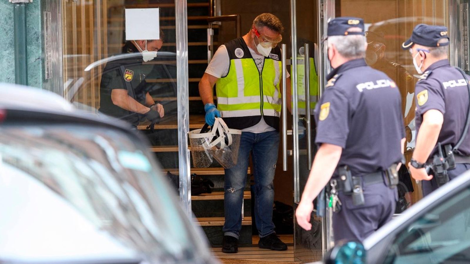 Agents de la Policia Nacional, aquest diumenge en un edifici de Santander posat en quarantena