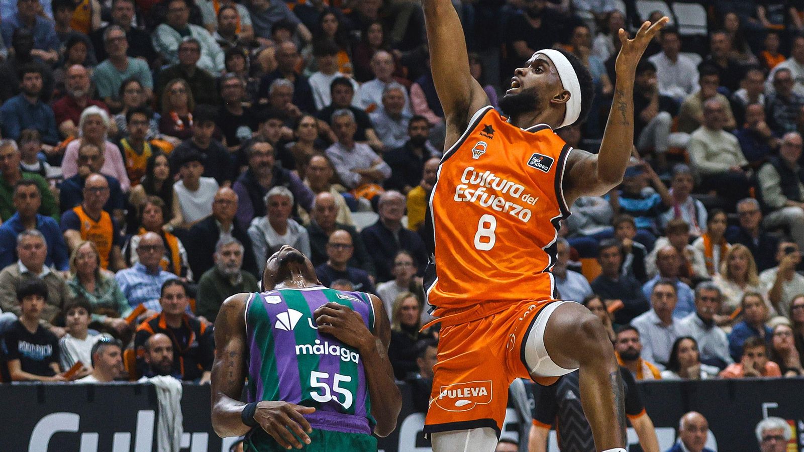 Imatge d'un partit entre el València Basket i l'Unicaja de Màlaga Imatge d'un partit entre el València Basket i l'Unicaja de Màlaga