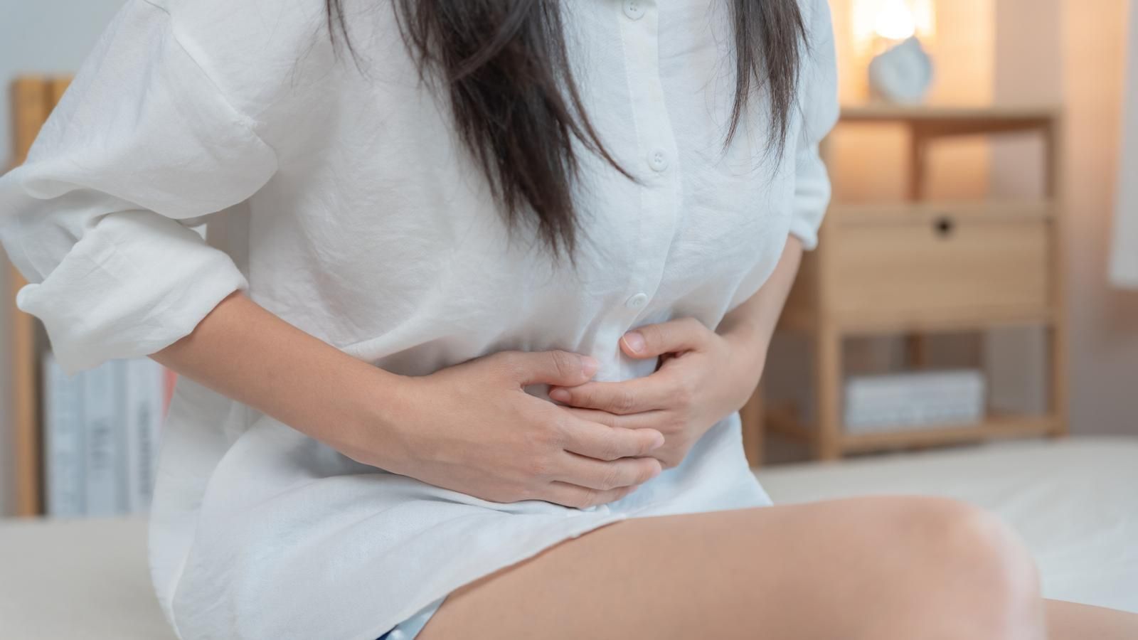 Imatge d'arxiu amb una dona amb forts dolors menstruals