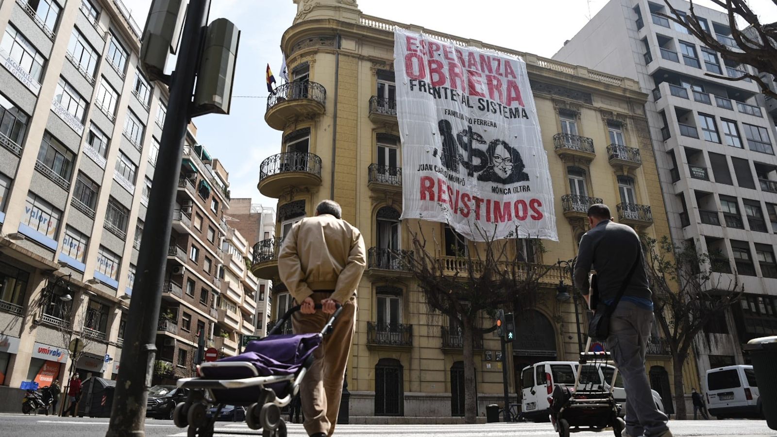 Pancarta penjada per Esperanza Obrera en un edifici ocupat al carrer Colón de València