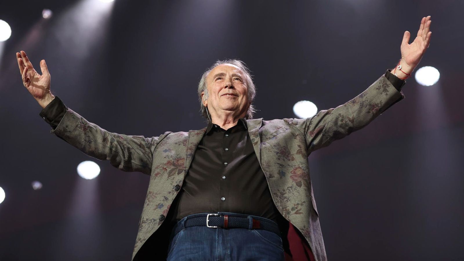 Serrat mostra el seu agraïment al públic durant un concert de la seua gira de comiat a Madrid el 2022