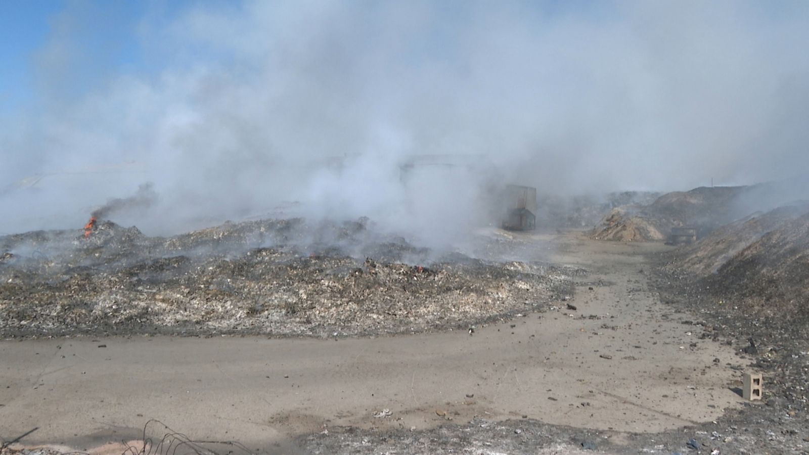 Continua cremant-se la planta de reciclatge de San Antonio de Requena