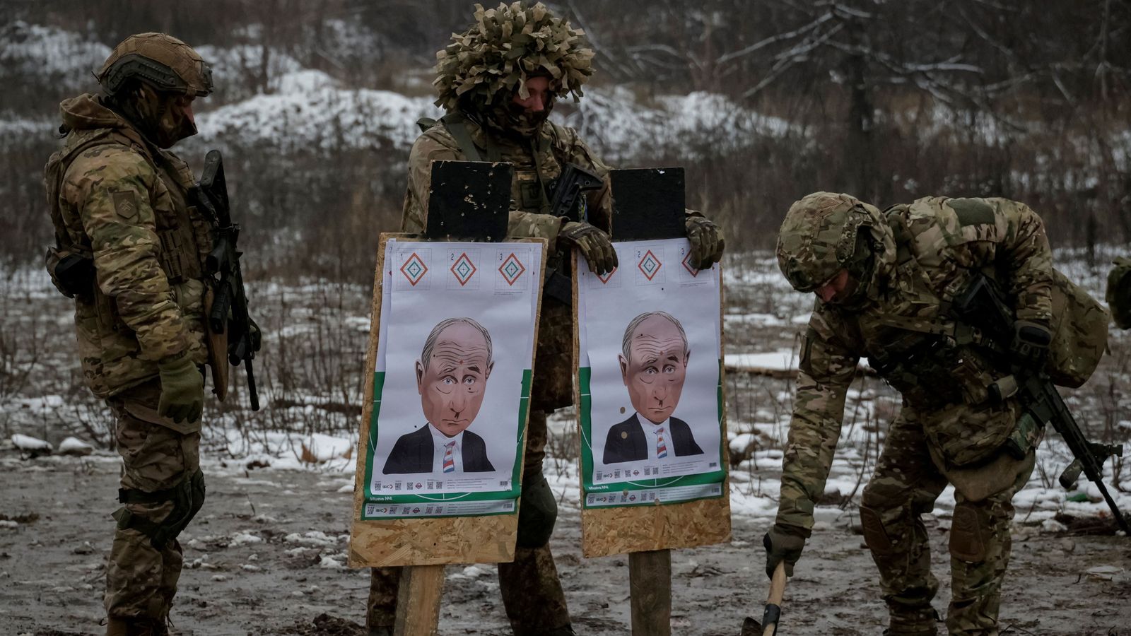 Pràctiques de tir de soldats ucraïnesos amb dianes amb la imatge de Vladímir Putin en la regió de Khàrkiv (Ucraïna)