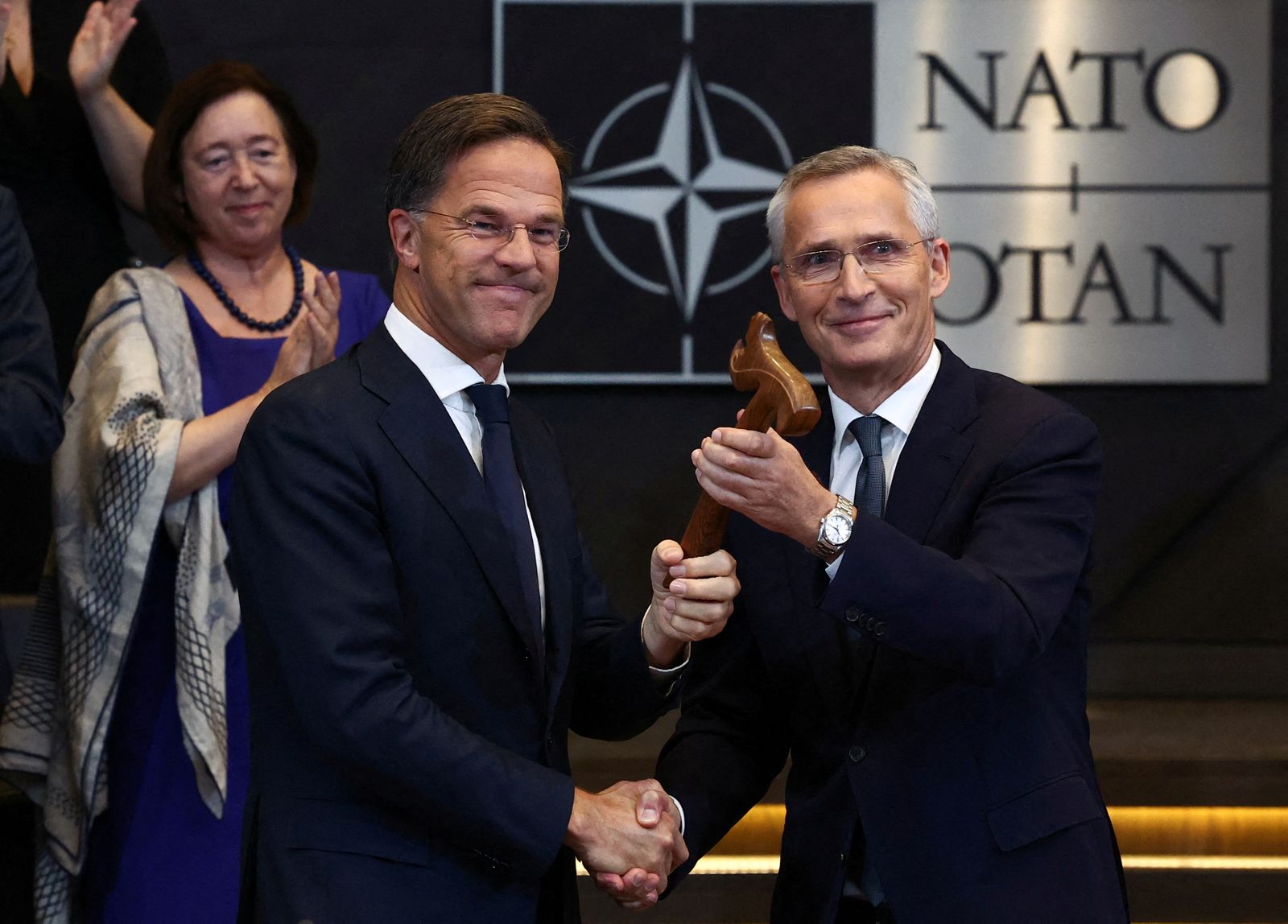 Rutte encaixa mans amb l'antecessor, el noruec Jens Stoltenberg