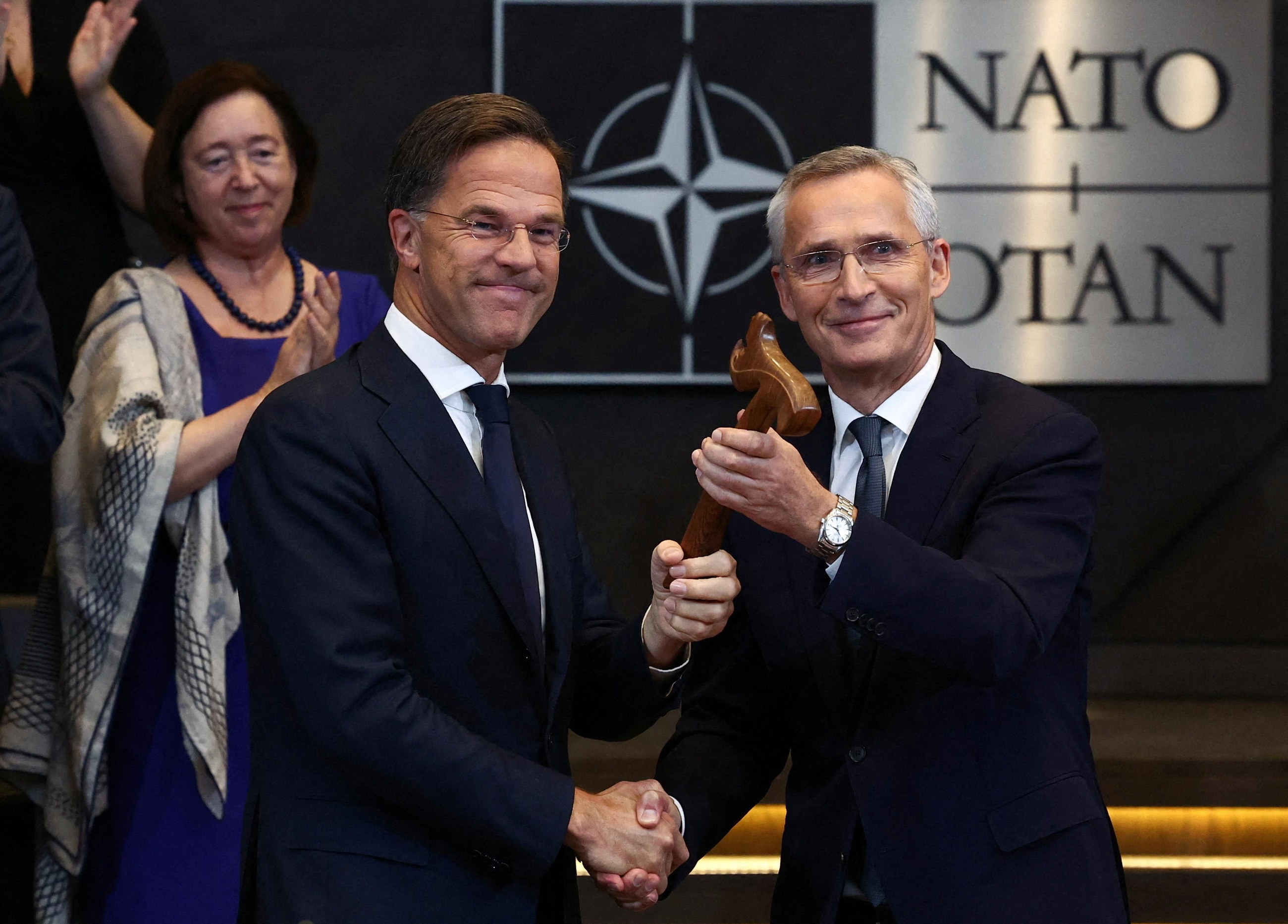 Rutte encaixa mans amb l'antecessor, el noruec Jens Stoltenberg Rutte encaixa mans amb l'antecessor, el noruec Jens Stoltenberg