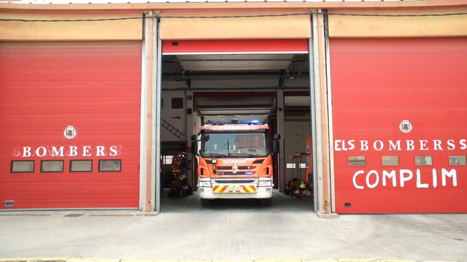 El parc de bombers de Paterna, amb una pintada: “Els bombers complim”