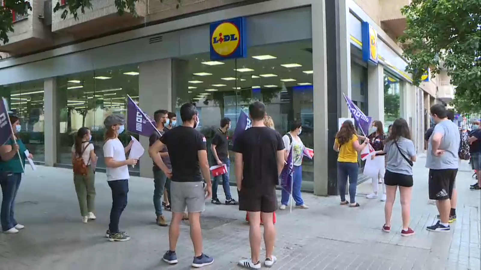 Concentració a les portes d'un Lidl de València