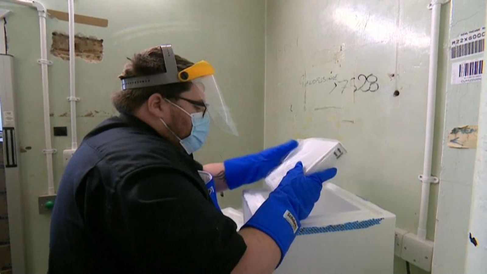 Un sanitari londinenc trau una caixa amb vacunes de la farmacèutica Pfizer