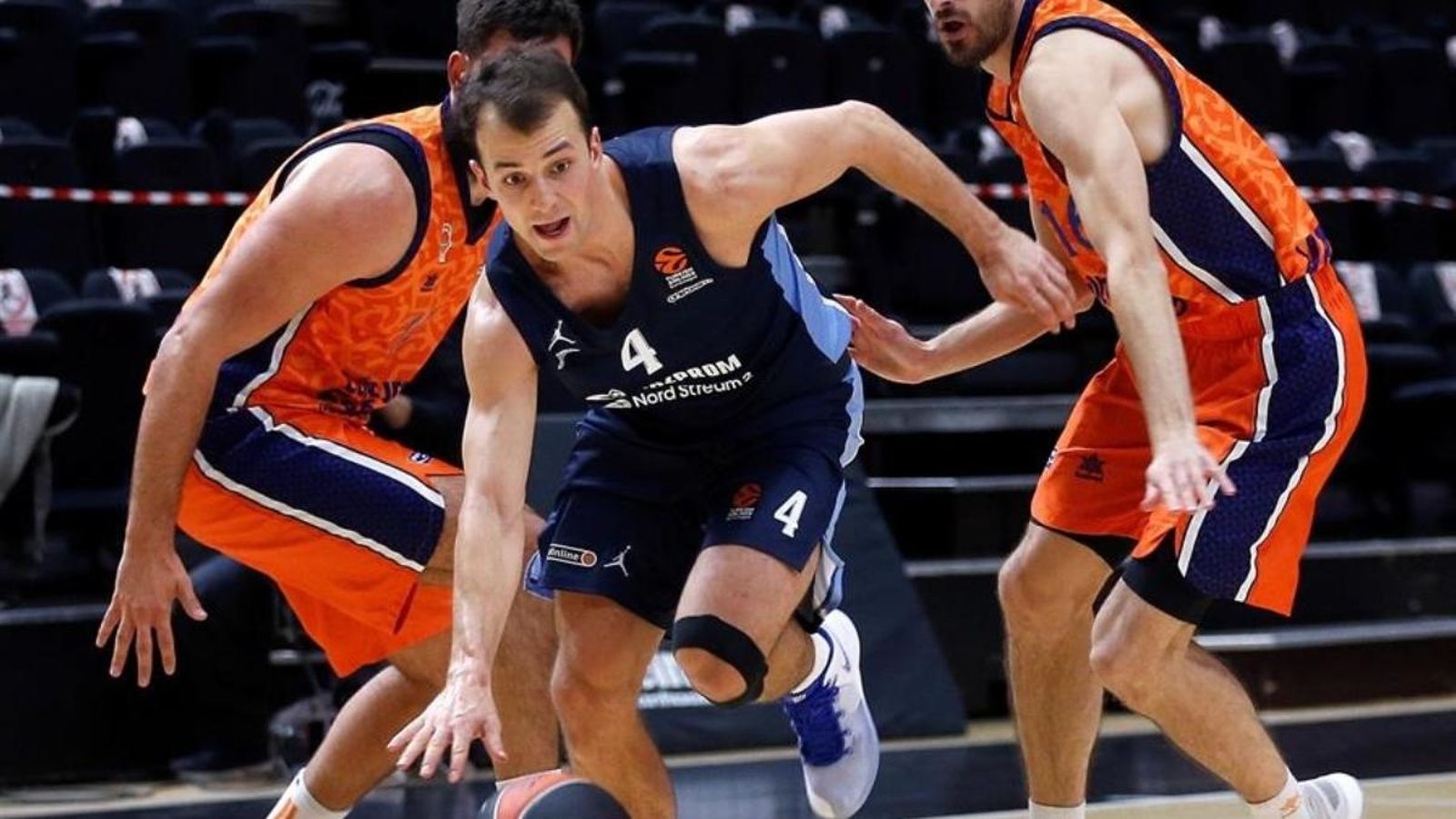 Xoc entre el base canadenc del Zenit, Kevin Pangos, i el jugador del València Basket, Guillem Vives, en el partit corresponent a la jornada quatre de l'Eurolliga.