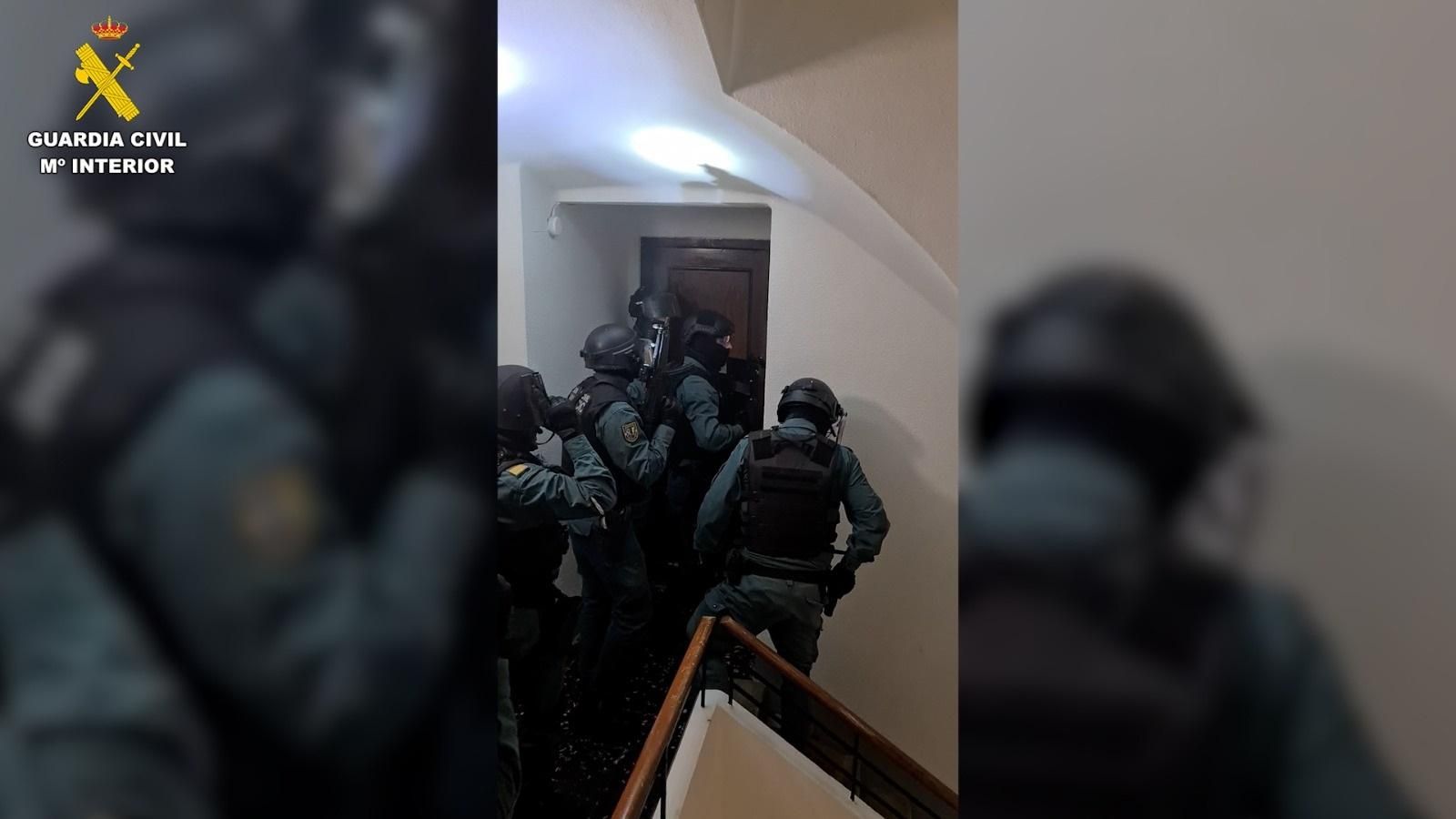 Els agents, durant un dels escorcolls de l'operació Boan