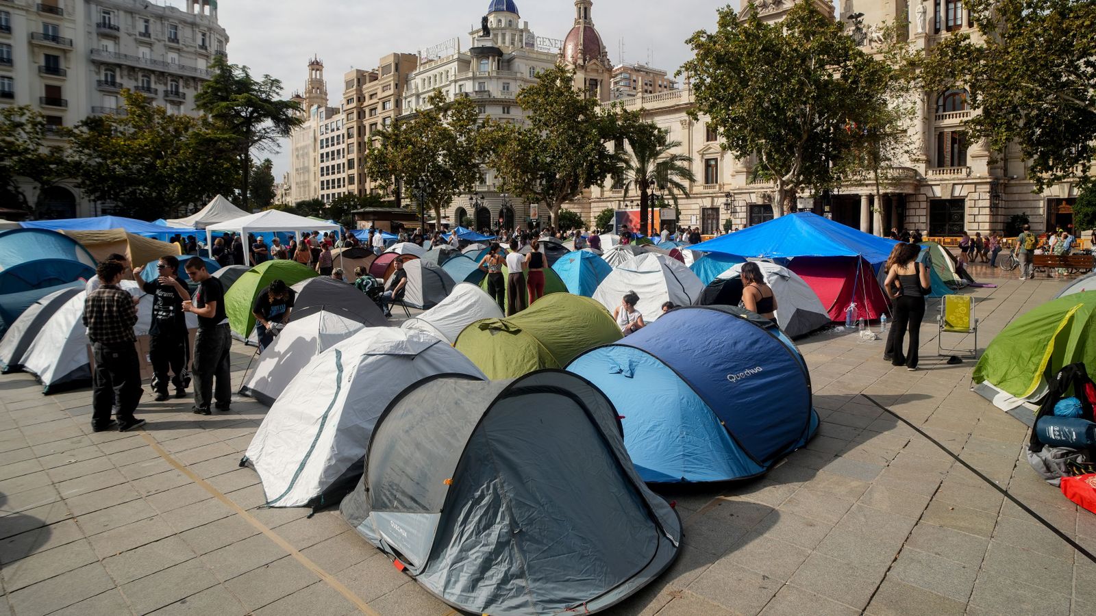 Estat de l'acampada per l'habitatge de València este diumenge