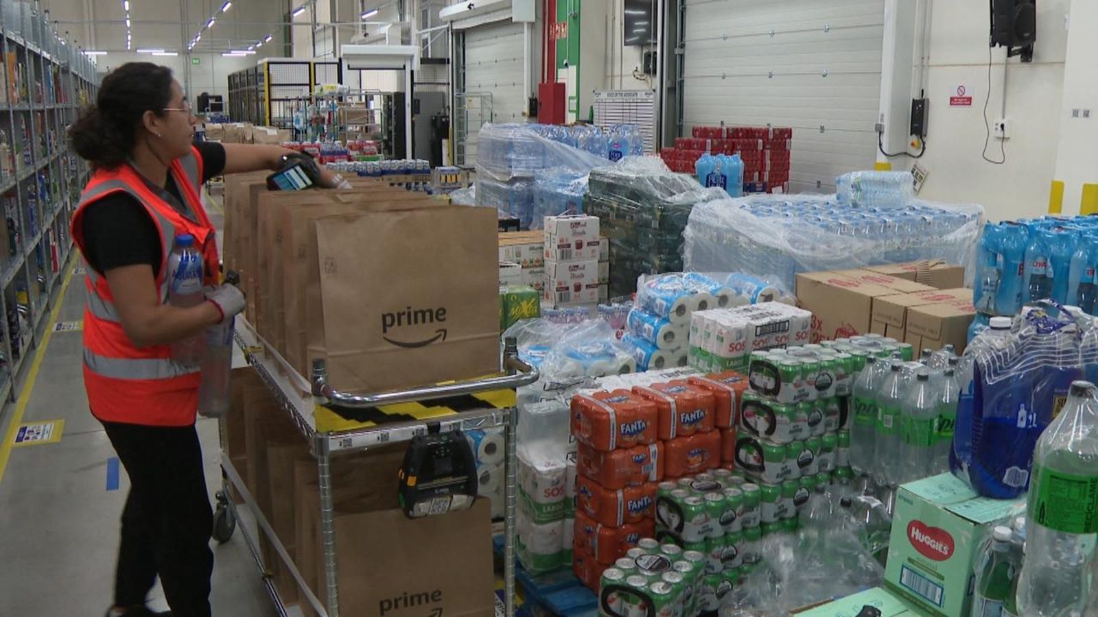 Una treballadora prepara comandes d'Amazon Fresh
