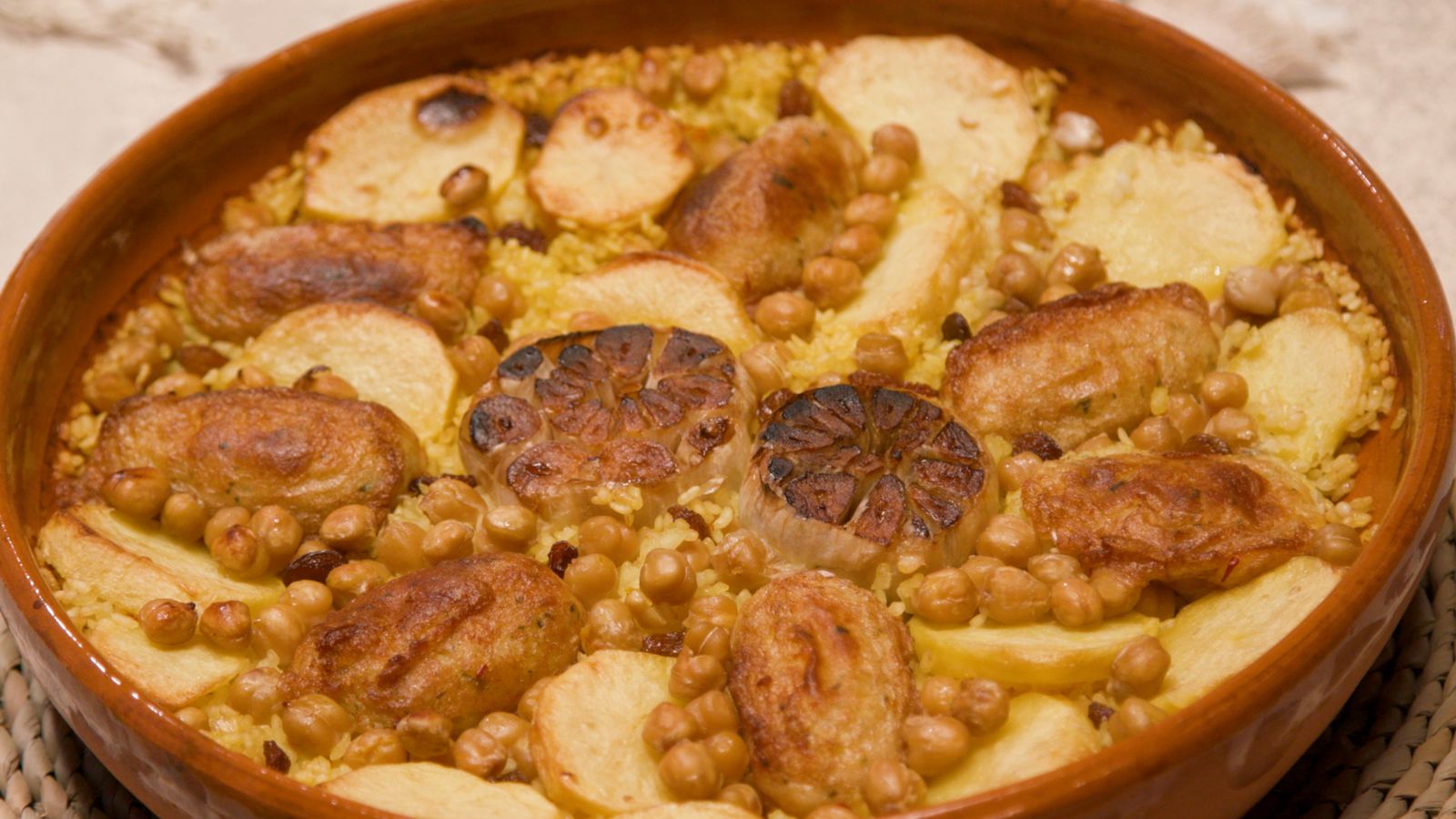 Arròs al forn amb mandonguilles d'abadejo