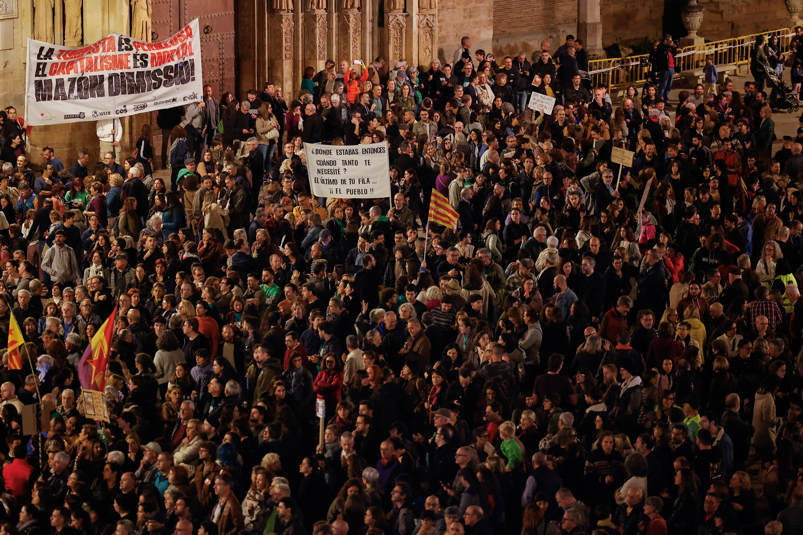Manifestació per a demanar la dimissió de Rovira i Mazón, a la plaça de la Mare de Déu de València