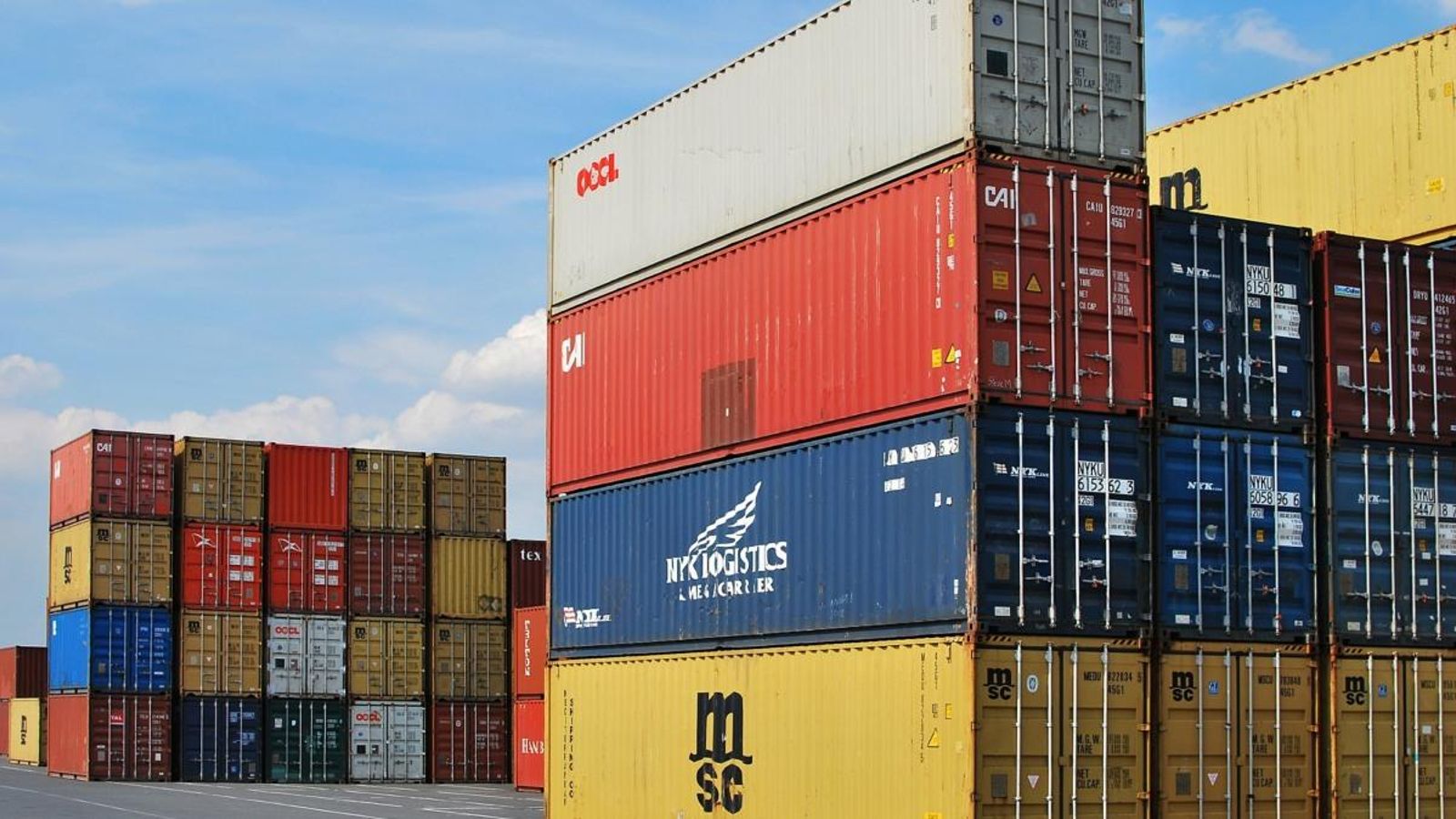Contenidors en un recinte portuari, en una imatge d'arxiu