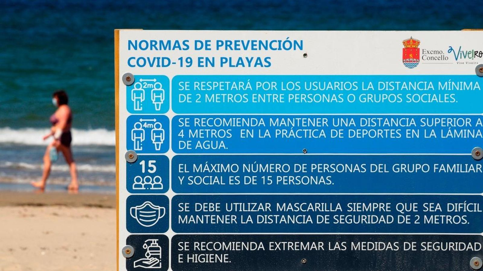 Cartell informatiu de les normes de prevenció de la Covid-19, en una platja de Lugo (Galícia)