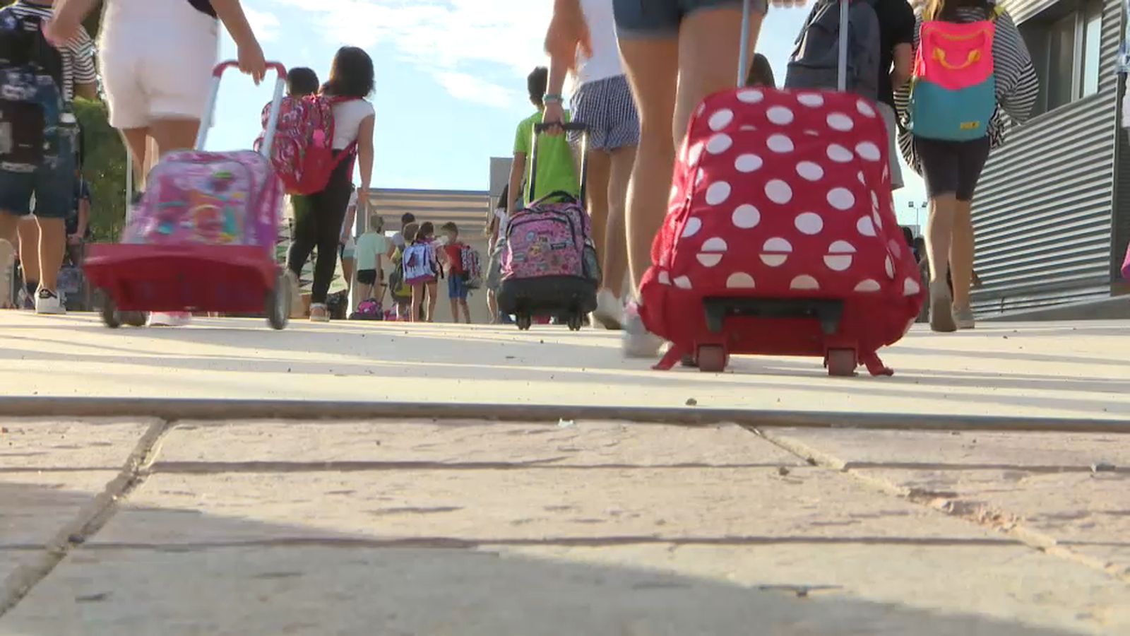 L'asa de la motxilla de rodes deu estar en consonància amb l'altura del xiquet o xiqueta