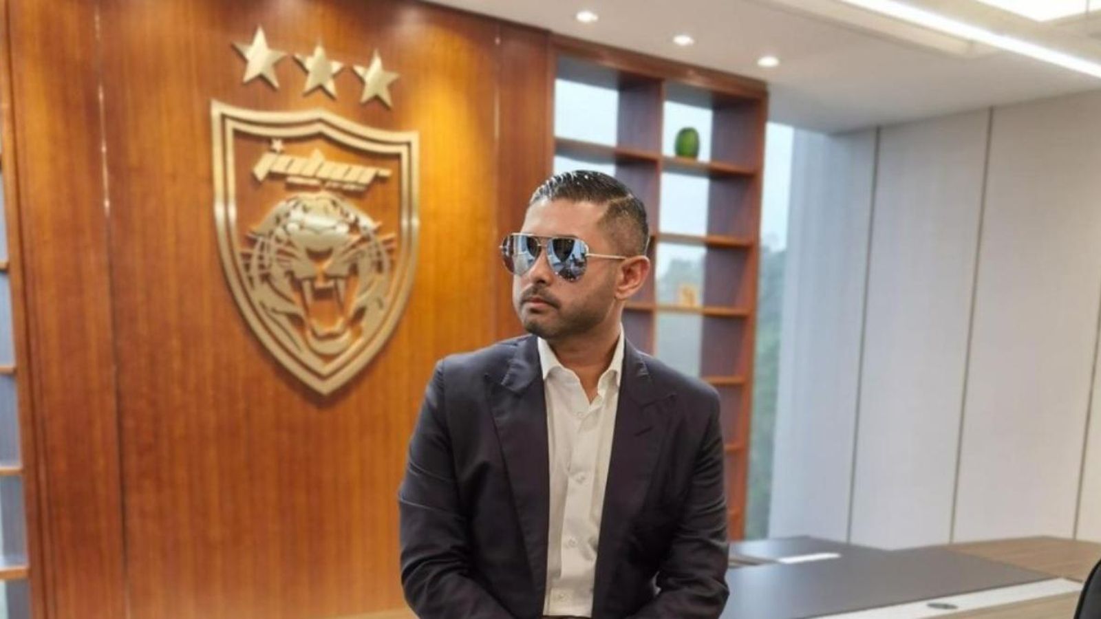 El príncep de Johor en un despatx de les instal·lacions del Johor FC