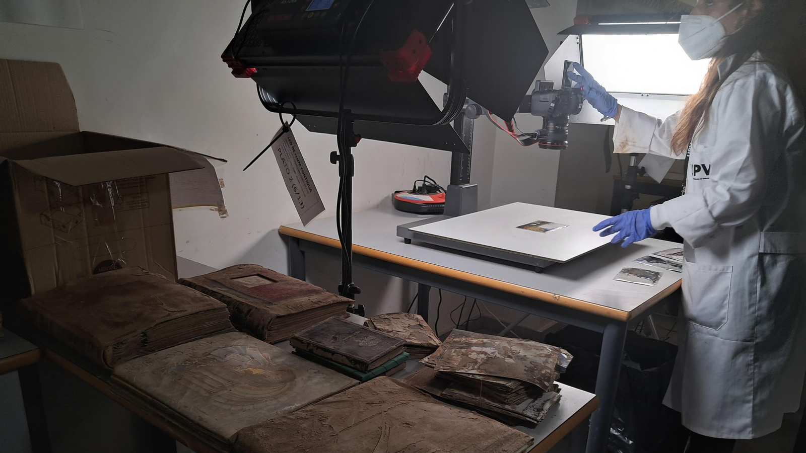 Els propietaris reben els originals restaurats i la versió digital de cada fotografia