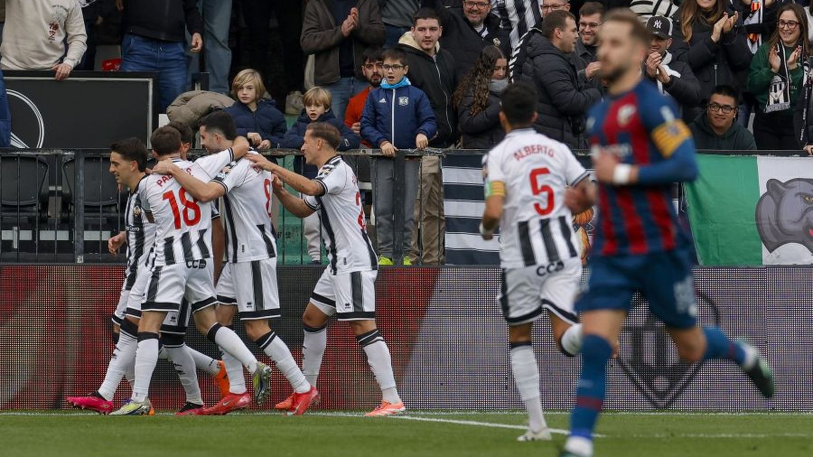 Els jugadors del Castelló celebren el primer gol del partit